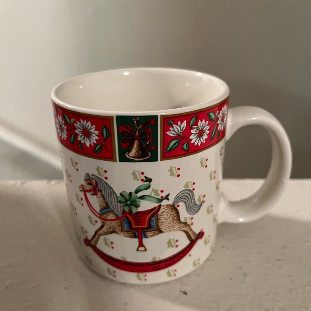 Vintage. Classic Traditions. Charlton Hall by Kobe Mugs. Set of 4. New in Box.🐠